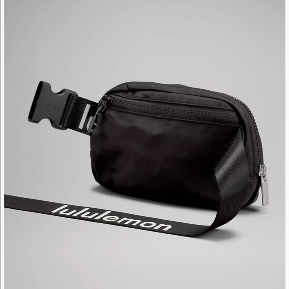 Last one! NWT Lululemon Black Everywhere Belt Bag! - Picture 8 of 12